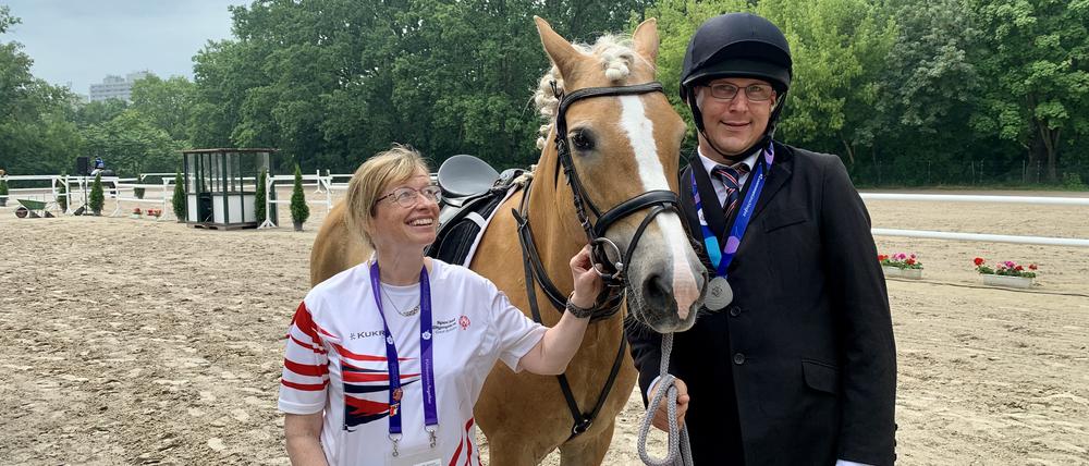 Silbermedaillengewinner Phillip Palmer, Amelie und Trainerin Julia Gourley