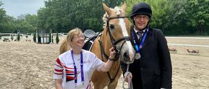 Silbermedaillengewinner Phillip Palmer, Amelie und Trainerin Julia Gourley
