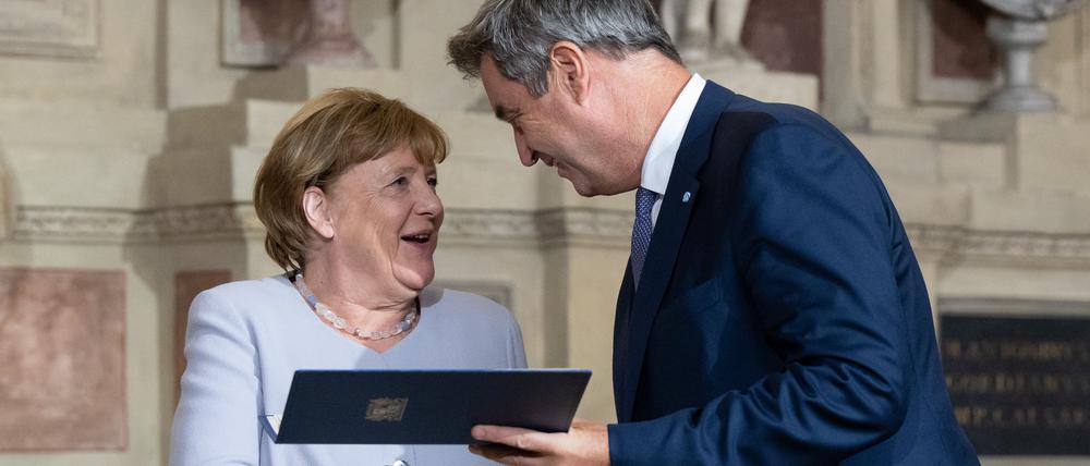 Markus Söder (CSU), Ministerpräsident von Bayern, verleiht Angela Merkel (CDU), frühere Bundeskanzlerin, in der Residenz den Bayerischen Verdienstorden.