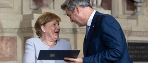 Markus Söder (CSU), Ministerpräsident von Bayern, verleiht Angela Merkel (CDU), frühere Bundeskanzlerin, in der Residenz den Bayerischen Verdienstorden.