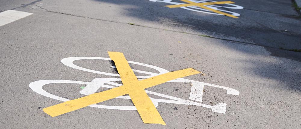 Auf der Ollenhauer Straße sind die Zeichen für den Radweg mit gelben Kreuzen zugeklebt. Der Radweg existiert nicht mehr. Die neue Verkehrsverwaltung lässt bestimmte Radfahrprojekte ruhen. +++ dpa-Bildfunk +++