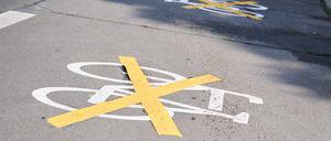 Auf der Ollenhauer Straße sind die Zeichen für den Radweg mit gelben Kreuzen zugeklebt. Der Radweg existiert nicht mehr. Die neue Verkehrsverwaltung lässt bestimmte Radfahrprojekte ruhen. +++ dpa-Bildfunk +++