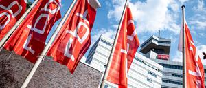 ARCHIV - 08.06.2023, Berlin: Flaggen mit dem Logo des Rundfunks Berlin-Brandenburg (RBB) wehen vor dem Gebäude des Fernsehzentrums. Der krisengebeutelte ARD-Sender Rundfunk Berlin-Brandenburg (RBB) steht vor der Wahl eines neuen Intendanten oder einer neuen Intendantin. Foto: Fabian Sommer/dpa +++ dpa-Bildfunk +++