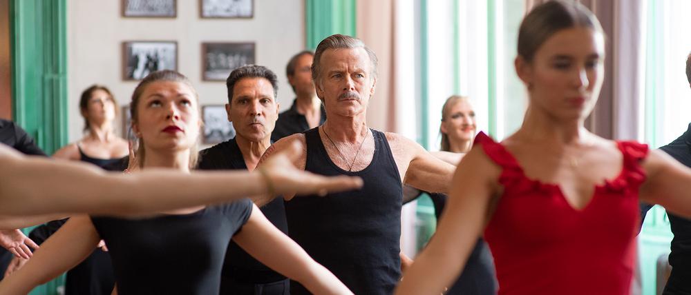 Tony (Franck Dubosc) schleicht sich, ganz unauffällig, in den Tanzkurs seiner unehelichen Tochter.