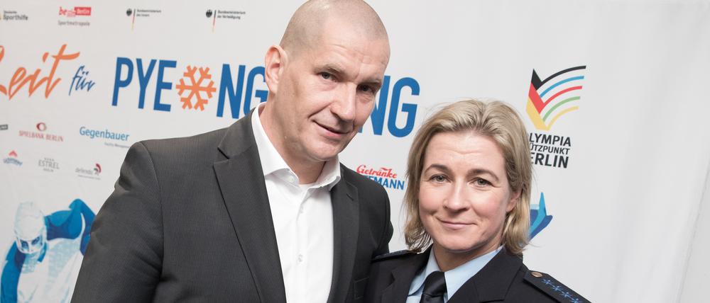 Die Eisschnellläuferin Claudia Pechstein und ihr Lebensgefährte Matthias Große bei einer Pressekonferenz in Berlin. (Archivbild)