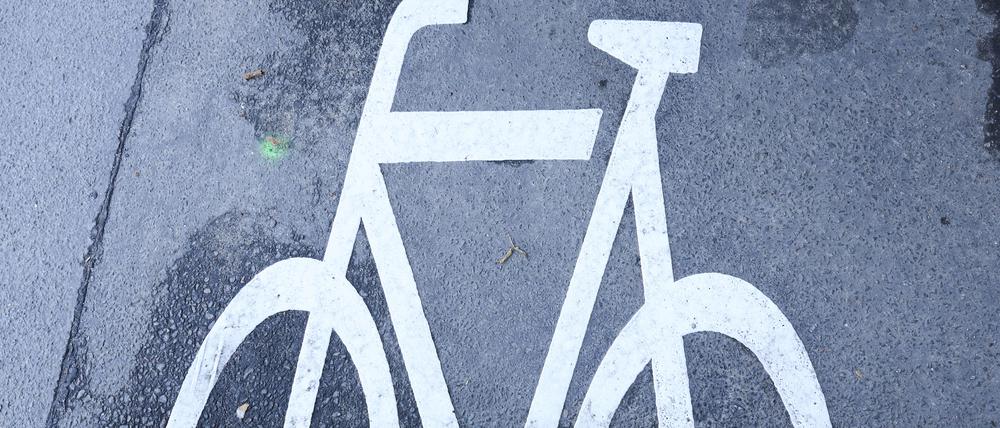 Klimaaktivisten der Gruppe „Sand im Getriebe“ haben in Berlin-Neukölln einen provisorischen Fahrradschutzstreifen errichtet.