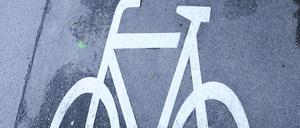 Klimaaktivisten der Gruppe „Sand im Getriebe“ haben in Berlin-Neukölln einen provisorischen Fahrradschutzstreifen errichtet. 