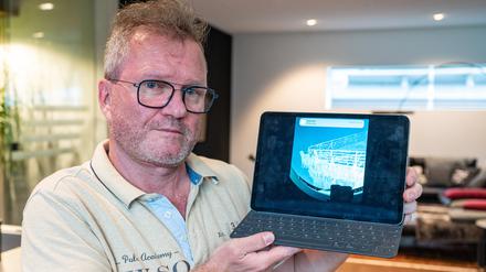 21.06.2023, Bayern, Straubing: Arthur Loibl, ehemaliger Passagier der „Titan“, steht mit einem Foto der Titanic in seinem Haus.