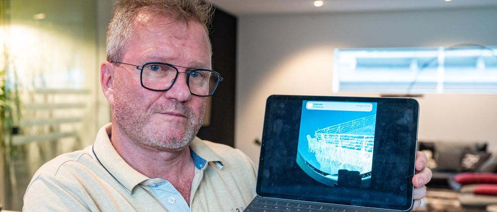 21.06.2023, Bayern, Straubing: Arthur Loibl, ehemaliger Passagier der „Titan“, steht mit einem Foto der Titanic in seinem Haus.