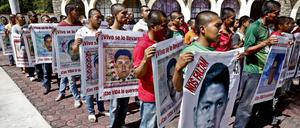 Demonstranten erinnern an die 43 verschwundenen Studenten.