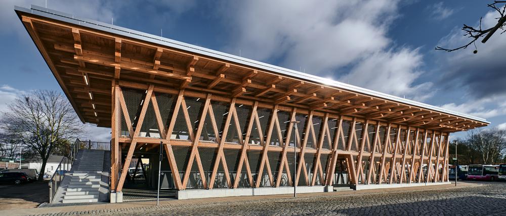 Hölzerne Zukunft: In diesem Parkhaus in Eberswalde finden 604 Fahrräder Platz.