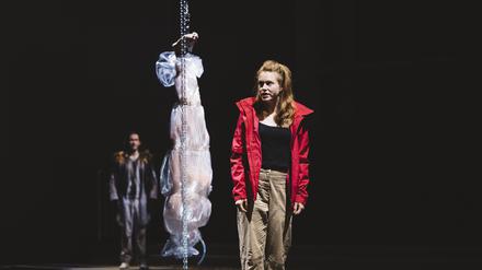 Szene mit dem Performer Frédéric Krauke (hängend), der Schauspielerin Eva Hüster und dem Bariton Daniel Nicholson