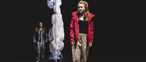 Szene mit dem Performer Frédéric Krauke (hängend), der Schauspielerin Eva Hüster und dem Bariton Daniel Nicholson