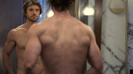 Adam Demos, der Brad Simon spielt, in der zweiten Staffel von „Sex/Life“