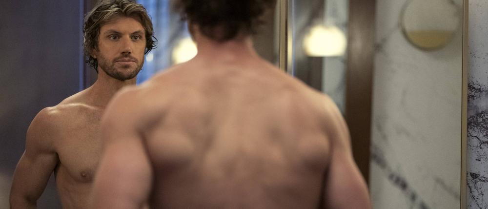Adam Demos, der Brad Simon spielt, in der zweiten Staffel von „Sex/Life“