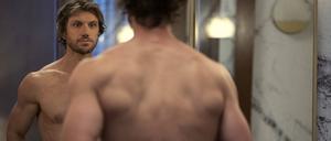 Adam Demos, der Brad Simon spielt, in der zweiten Staffel von „Sex/Life“