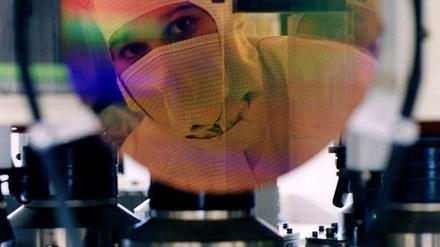 ASML ist mit ihren Maschinen ein führender Ausrüster der Chipfabriken in aller Welt. Mit einem neuen Haustarifvertrag will der Konzern in Berlin attraktiver für Arbeitnehmer werden. 