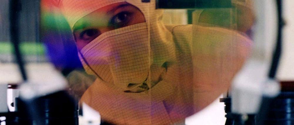 ASML ist mit ihren Maschinen ein führender Ausrüster der Chipfabriken in aller Welt. Mit einem neuen Haustarifvertrag will der Konzern in Berlin attraktiver für Arbeitnehmer werden.