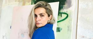 Elisa Klinkenberg vor ihrem Bild „Wimbledon White Only“.