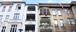 Ein saniertes und unsaniertes Haus in Berlin.