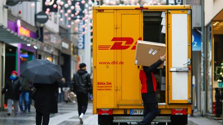 Pakete können künftig auch dem DHL-Zusteller mitgeben werden (Symbolbild).