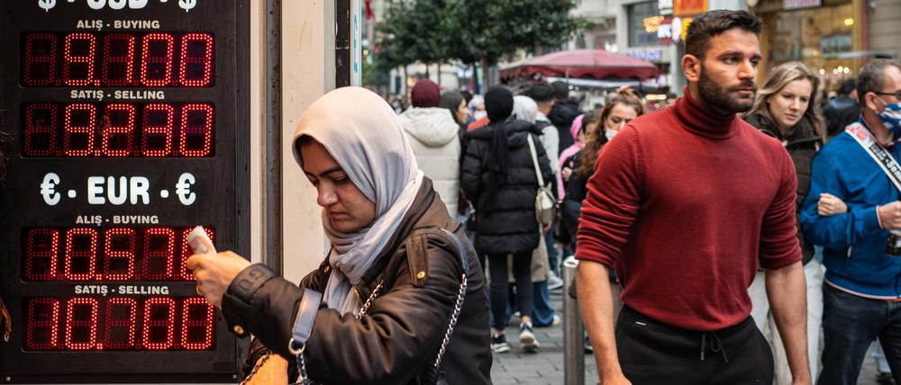  Die türkische Lira ist durch Erdogans Finanzpolitik seit Jahren im freien Fall. Hier eine Szene aus Istanbul vom Herbst 2021.