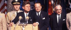  Gänsehautmoment der Geschichte. Der damalige US-Präsident  John F. Kennedy bei seiner historischen Rede am 26. Juni 1963 vor dem Rathaus Schöneberg.