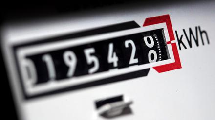 Ein Stromzähler zeigt in einem Mietshaus die verbrauchten Kilowattstunden an. 