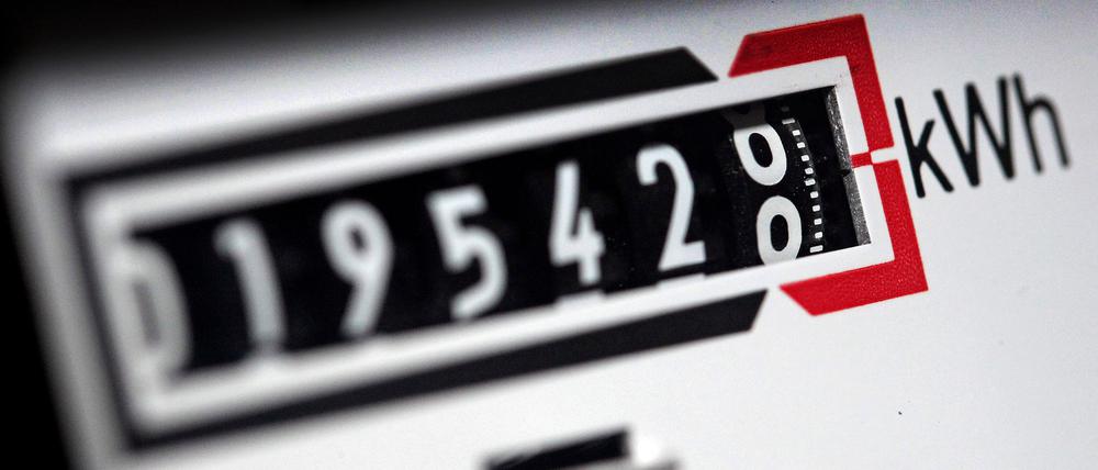 Ein Stromzähler zeigt in einem Mietshaus die verbrauchten Kilowattstunden an. 
