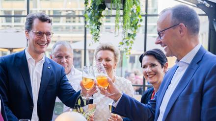 Hendrik Wüst (CDU, l.), Ministerpräsident von Nordrhein-Westfalen, und Friedrich Merz, CDU-Bundesvorsitzender.