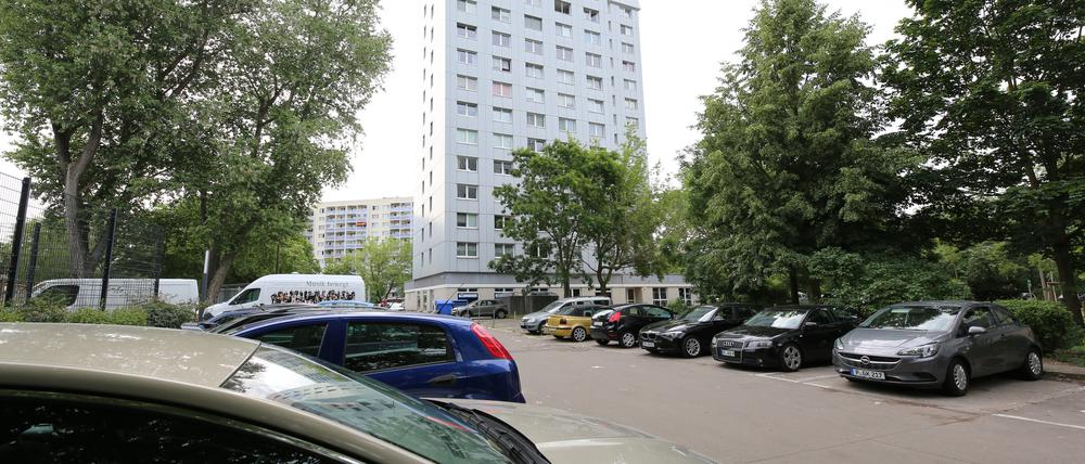 Die Hochhäuser am Humboldtring: Im Wohngebiet Zentrum-Ost Potsdam werden bald kostenpflichtige Anwohnerparkplätze ausgewiesen.