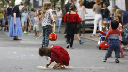 Die erste temporäre Spielstraße in Berlin war 2019 die Bökhstraße in Kreuzberg.  Solche Straßen werden für einen bestimmten Zeitraum für Autos gesperrt. Meist im Sommer, einmal in der Woche oder im Monat. 