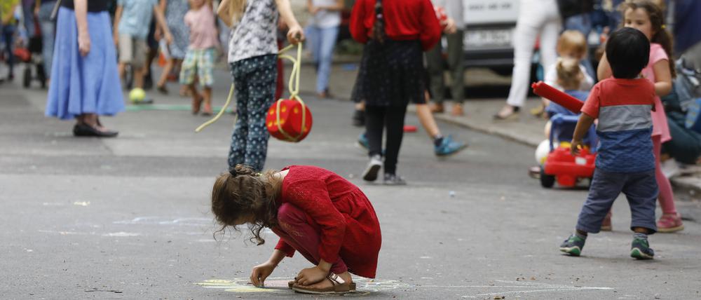 Die erste temporäre Spielstraße in Berlin war 2019 die Bökhstraße in Kreuzberg. Solche Straßen werden für einen bestimmten Zeitraum für Autos gesperrt. Meist im Sommer, einmal in der Woche oder im Monat.