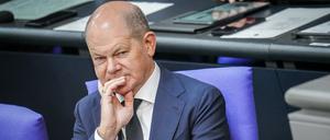 Bundeskanzler Olaf Scholz (SPD) nimmt an der Sitzung des Bundestags teil. 
