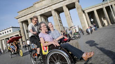 Calle Overweg fährt am 27.08.2015 Adelheid Scheller (l) und Christa George (beide 71 Jahre alt) auf seiner Rikscha durch Berlin. Overweg chauffiert seit einigen Monaten als ehrenamtlicher Rikscha-Fahrer Senioren durch Berlin Foto: Kay Nietfeld/dpa (zu dpa ««Eine ganz neue Perspektive» - Senioren in der Rikscha» vom 09.09.2015) +++(c) dpa - Bildfunk+++ | Verwendung weltweit