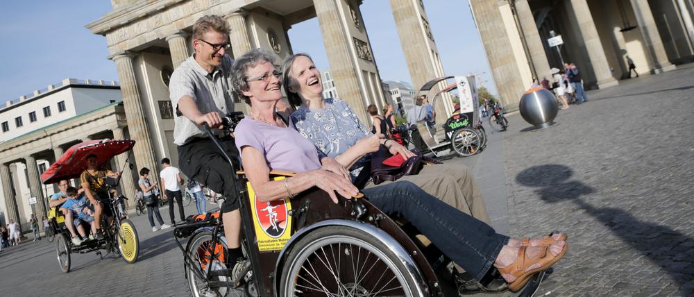 Calle Overweg fährt am 27.08.2015 Adelheid Scheller (l) und Christa George (beide 71 Jahre alt) auf seiner Rikscha durch Berlin. Overweg chauffiert seit einigen Monaten als ehrenamtlicher Rikscha-Fahrer Senioren durch Berlin Foto: Kay Nietfeld/dpa (zu dpa ««Eine ganz neue Perspektive» - Senioren in der Rikscha» vom 09.09.2015) +++(c) dpa - Bildfunk+++ | Verwendung weltweit