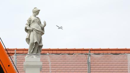 Die Wissende: Die Sandsteinskulptur wurde am Donnerstag zuerst auf den barocken Neubau am Alten Markt in Potsdam gehievt.