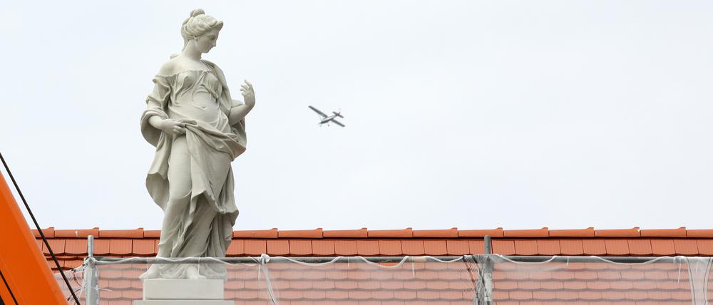 Die Wissende: Die Sandsteinskulptur wurde am Donnerstag zuerst auf den barocken Neubau am Alten Markt in Potsdam gehievt.