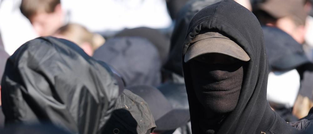 Vermummte Demonstrationsteilnehmer bei einem Protest gegen das Urteil im Prozess gegen Lina E. in Leipzig.