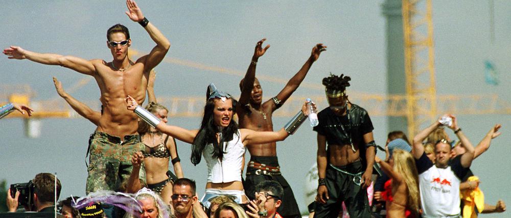 Weiter, immer weiter. Bis zu 800.000 Raver feierten am 21. Juli 2001 bei der 13. Love Parade im Berliner Tiergarten. 