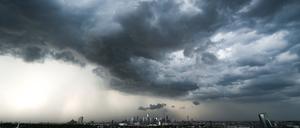 Eine Unwetterfront zieht am späten Nachmittag über die Skyline von Frankfurt am Main.