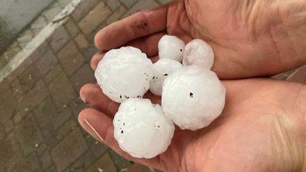 Golfballgroße Hagelkörner (Symbolbild).