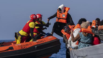 Vor den Kanarischen Inseln haben spanische Rettungskräfte nach eigenen Angaben binnen 24 Stunden mindestens 350 Menschen von fünf Schiffen gerettet (Symbolbild).