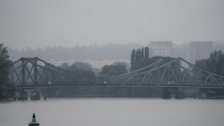 23.06.2023, Brandenburg, Potsdam: Die Glienicker Brücke aufgenommen während des morgendlichen Regens. Foto: Soeren Stache/dpa +++ dpa-Bildfunk +++