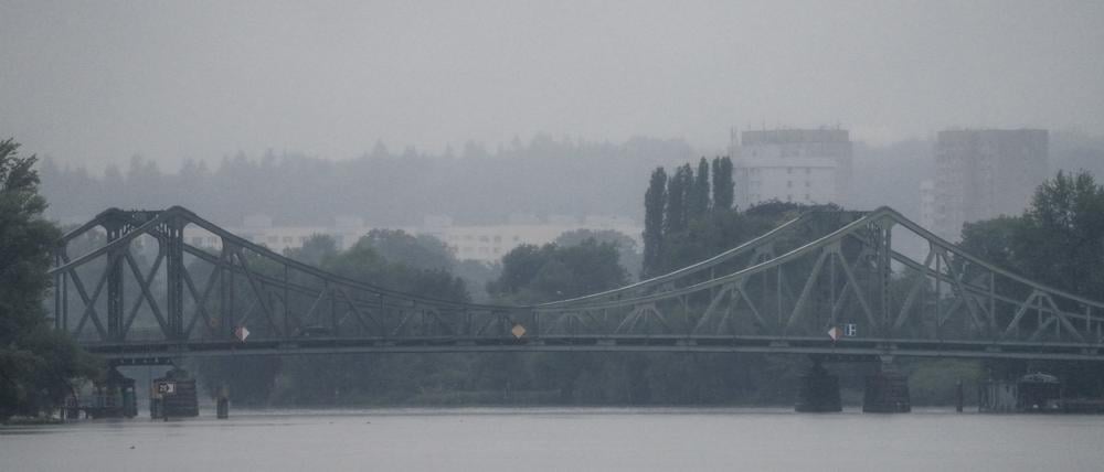 23.06.2023, Brandenburg, Potsdam: Die Glienicker Brücke aufgenommen während des morgendlichen Regens. Foto: Soeren Stache/dpa +++ dpa-Bildfunk +++