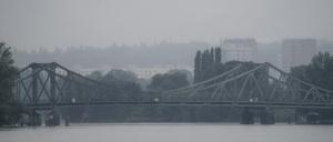 23.06.2023, Brandenburg, Potsdam: Die Glienicker Brücke aufgenommen während des morgendlichen Regens. Foto: Soeren Stache/dpa +++ dpa-Bildfunk +++