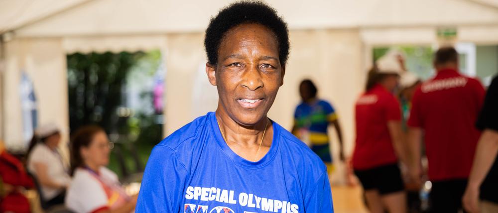 Loretta Claiborne steht aus den USA steht vor dem Match im Athletenzelt. 