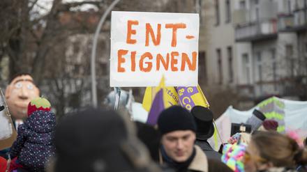 04.02.2023, Berlin: «Enteignen» steht auf dem Schild bei der Demonstration «Karneval der Enteignung» in Kreuzberg. 