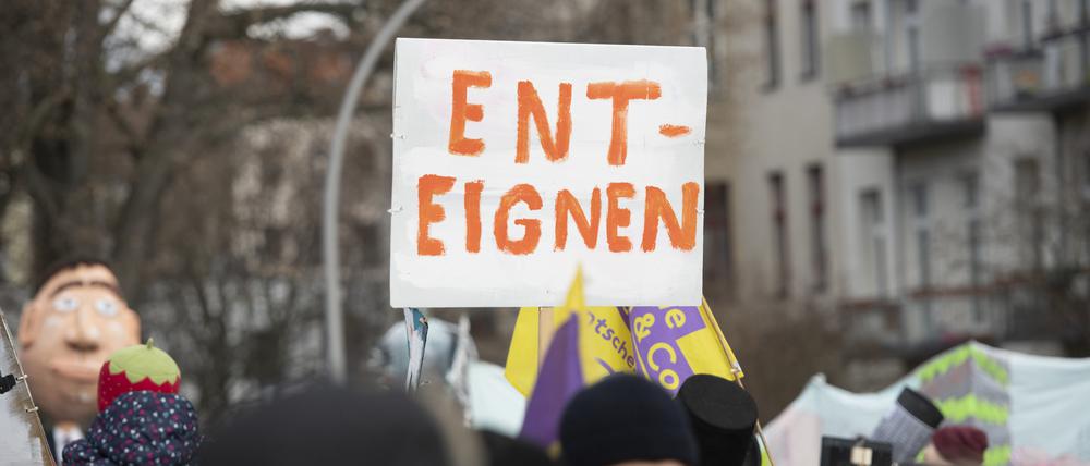 04.02.2023, Berlin: «Enteignen» steht auf dem Schild bei der Demonstration «Karneval der Enteignung» in Kreuzberg.