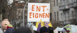 04.02.2023, Berlin: «Enteignen» steht auf dem Schild bei der Demonstration «Karneval der Enteignung» in Kreuzberg. 